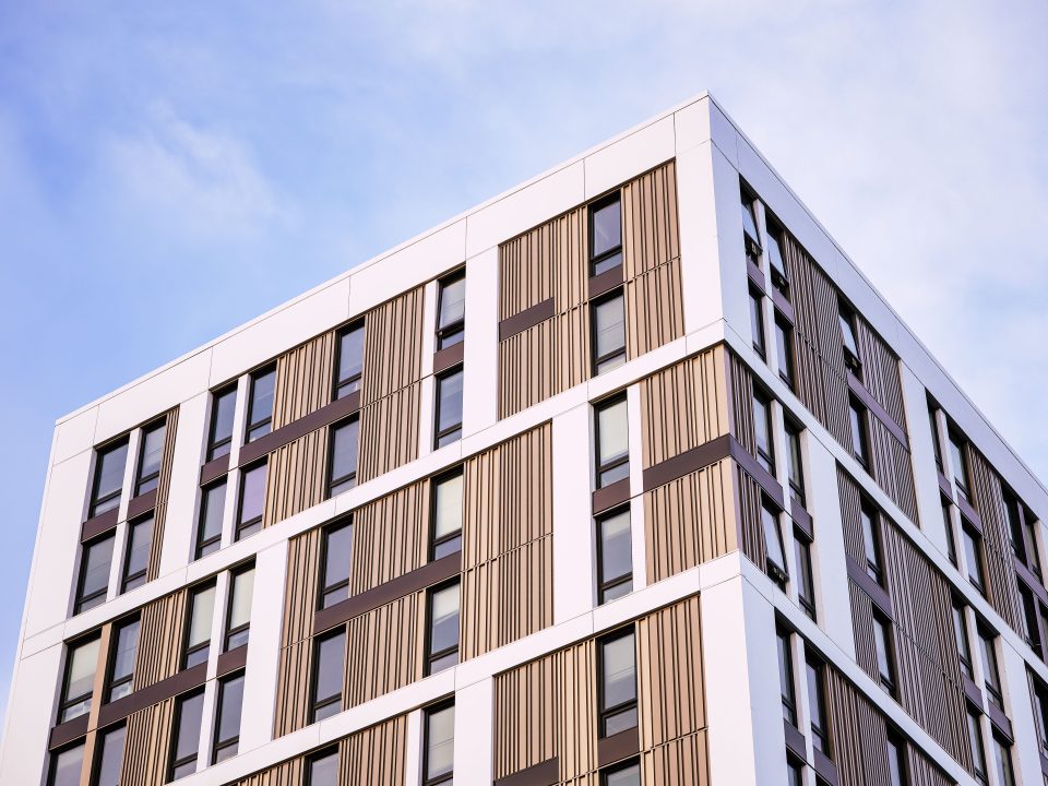 Façana d'un edifici residencial modern per al nou servei de gestió immobiliària i finques d'Àgora a Granollers